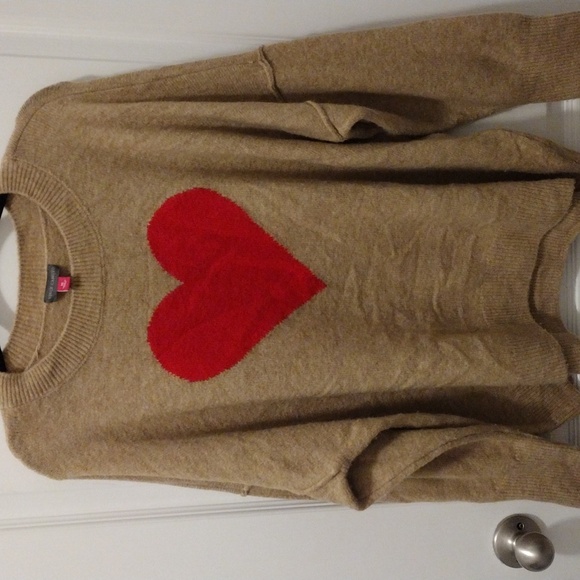 Vince Camuto Oversized Heart Sweater. - Picture 3 of 9